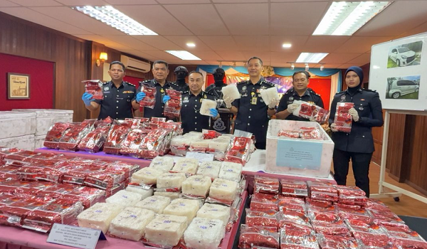 Polis menunjukkan dadah jenis syabu yang dirampas dalam Op Sekatan Jalan Raya Bersepadu pada 28 Julai lalu